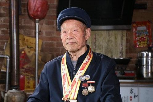 95岁老兵隐藏功勋72年，领导意外发现，人民功臣牌匾用来压粮缸