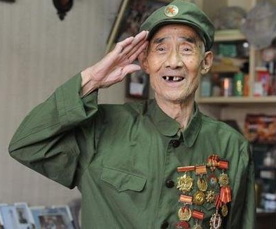 104岁抗战老兵，立10次一等功甘当粮站站长，病逝后暴露特殊身份