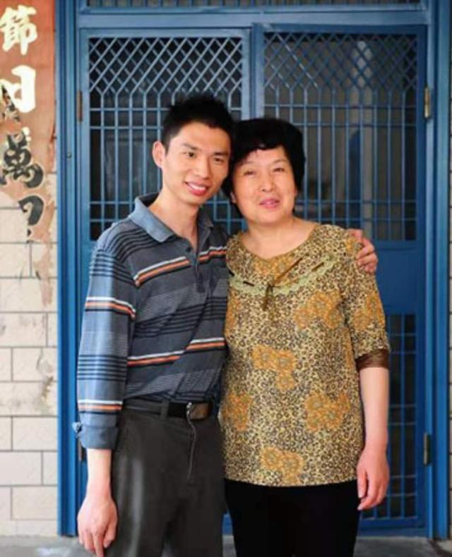 12年前，“暴走妈妈”割肝救儿感动中国，如今他们一家怎么样了？