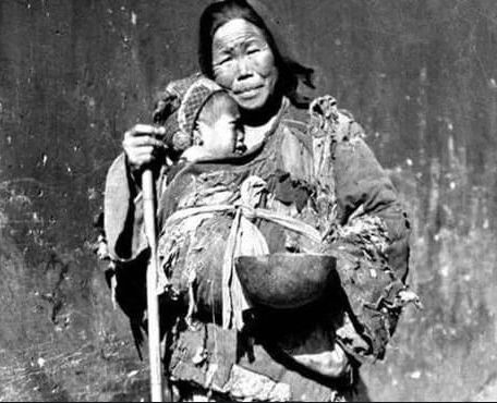 1949年，湖南一女乞丐破棉衣藏8根金条去部队门口，后来怎么样了