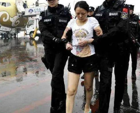 2009年，重庆出动200多名警察，抓捕涉黑女老大，解救上千名女性
