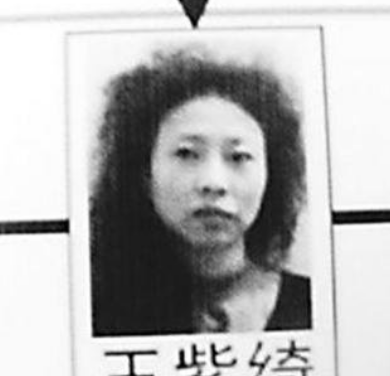 2009年，重庆出动200多名警察，抓捕涉黑女老大，解救上千名女性