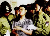 1997年，河北女会计挪用银行1500万后潜逃，被警方逮捕判处死刑