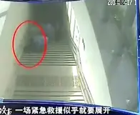 2014年，深圳女子地铁昏厥，50分钟无人救援，最终错失抢救机会