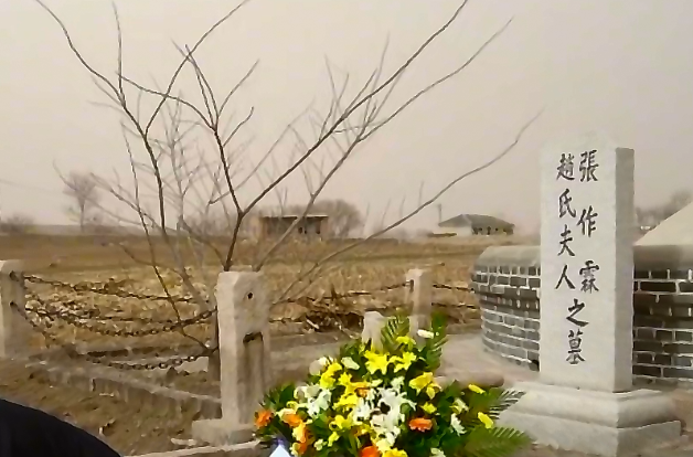 64岁高龄返回中国认祖归宗，却在张作霖墓前长跪不起，这是为何？