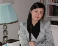 央视主持人姜丰，事业巅峰时赴英留学生子，离婚后独自抚养子女