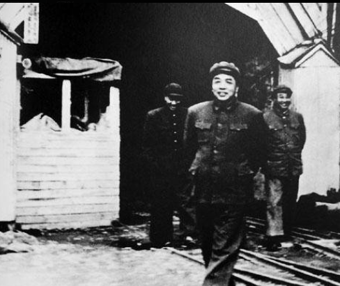 1951年，抗美援朝10万志愿军被包围险被全歼，彭老总紧急致电主席