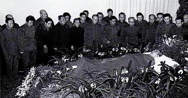 1976年，周总理逝世后八宝山火化工不愿火化，谈及时总是潸然泪下