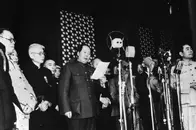 49年开国大典，她扶毛主席登天安门功成身退，周总理：你站我身边