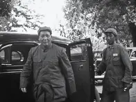 1950年，男子出差去北京见到毛主席，妻子纳罕：毛主席是你什么人
