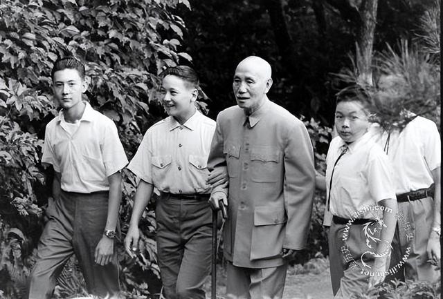 65年周总理安排女子去台湾，蒋介石亲自去机场接，女子是何身份？
