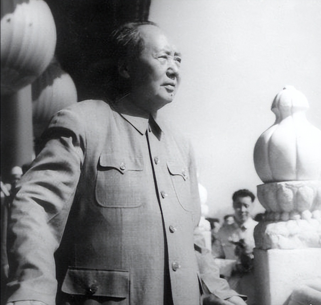 1975年，毛远新去新疆为父扫墓，主席嘱托：代我在泽民坟前献束花