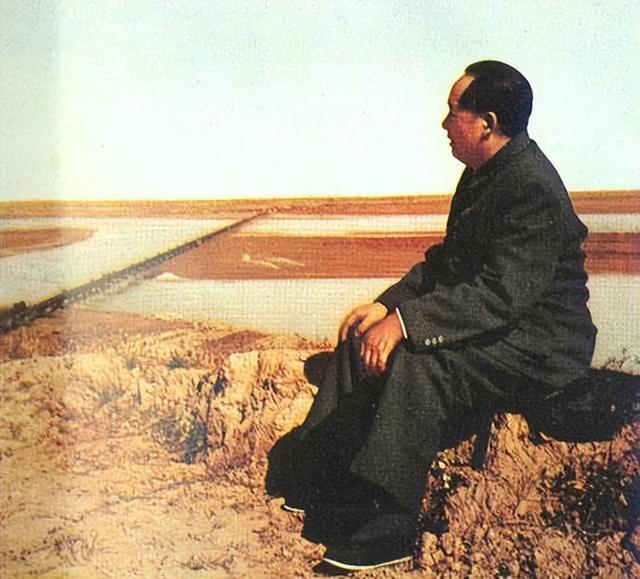 1975年，毛远新去新疆为父扫墓，主席嘱托：代我在泽民坟前献束花