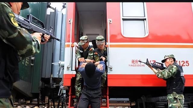 解放军战士卢加胜：火车上勇斗76名歹徒，却“失踪”6年，为何？