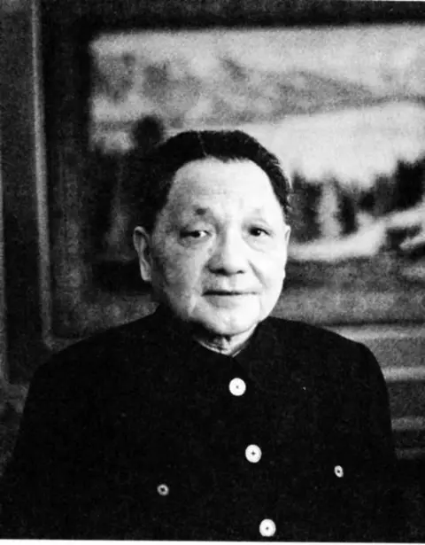 1976年，邓小平被罢免一切职务，萧劲光与会现场公开提出反对意见