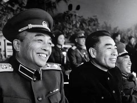 1956年，副军长拒授军衔被彭德怀追着打：你连毛主席的话都不听了