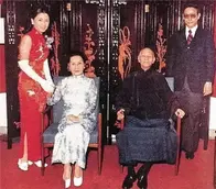 1973年蒋介石出席孙子婚礼，无法站立，双手被胶带固定在椅子上