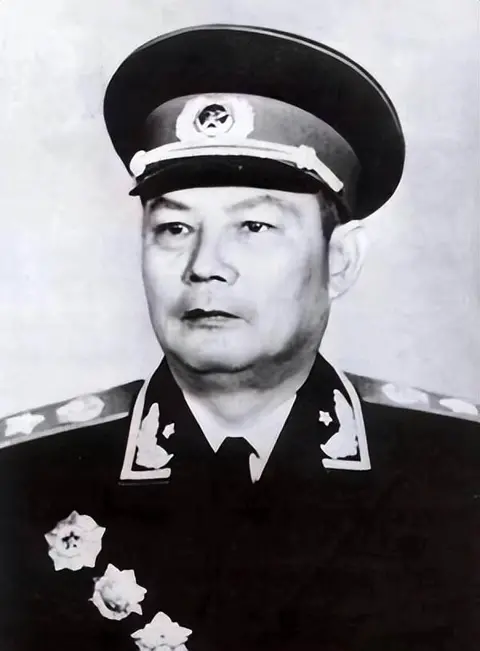 76年毛主席逝世，王洪文提议江青当主席，叶剑英迅速做出重要决定