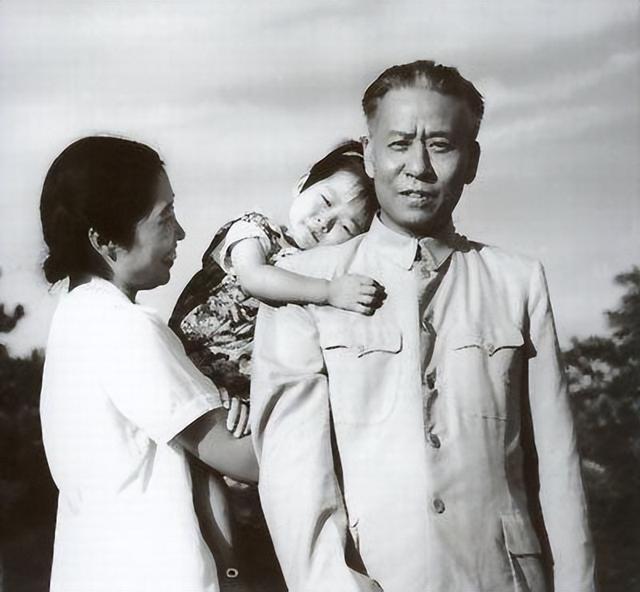 1998年，杨尚昆弥留之际提醒身边人：不要告诉刘少奇的儿子刘源