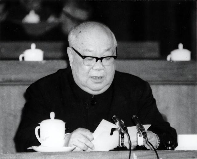 毛主席视察杭州，市委书记却“摆官架子”不见人，江华有何来头？