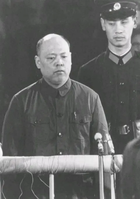 1996年姚文元出狱时，曾向中央提过两个请求？其中一个被一口回绝