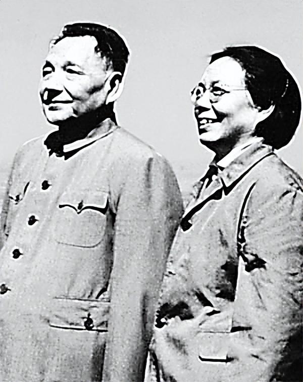 91年邓公给原配扫墓，对女儿邓榕说：你可以叫我第一任夫人张妈妈