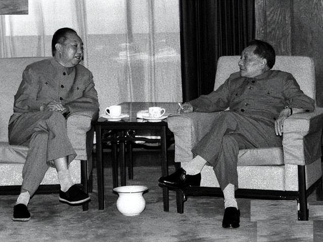 1980年66炮兵团被批评，邓公会上严肃申明：华国锋要负一部分责任