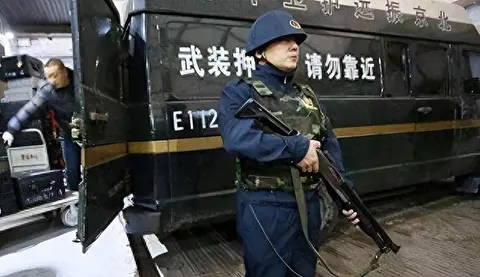 2010年“押钞员”朱军不满判决，持枪冲进法院，致三死三伤后自杀