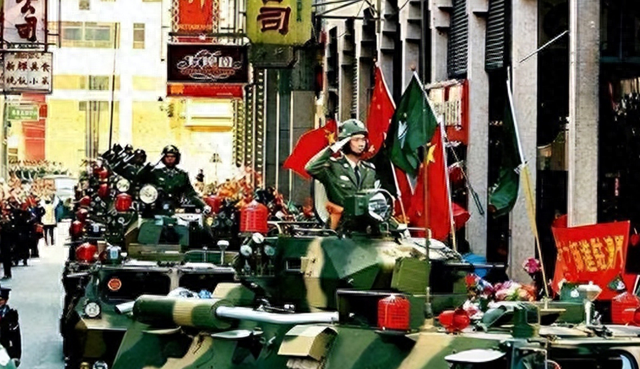 97年香港回归前，我军发现安全隐患，509名军人乘装甲车提前入港