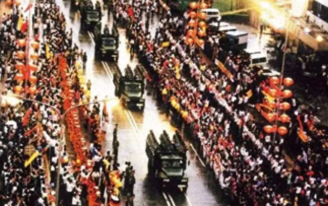 97年香港回归前，我军发现安全隐患，509名军人乘装甲车提前入港