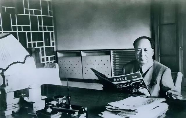 1971年，黄永胜在狱中写信给毛主席，主席看后给监狱批示了九个字