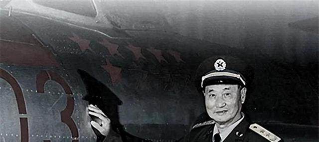 75年北京空军司令饭馆吃饭，遭混混叫嚣让座，将军：知道我是谁吗