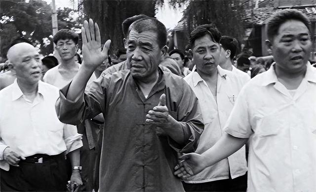 1975年毛主席提醒陈永贵，可以搬出钓鱼台了，陈永贵听后兴奋不已