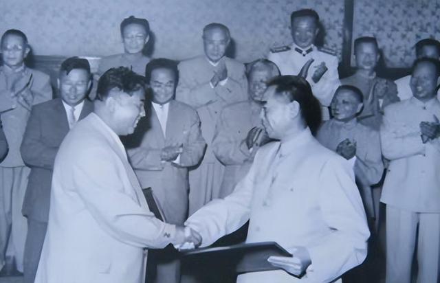1962年我国将长白山分一半给朝鲜，众人不满，事后才知我国赚大了