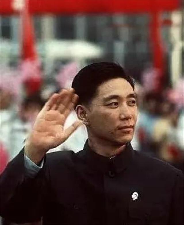 1992年王洪文火葬后，王洪武前来送葬，众人感叹：兄弟二人太像了