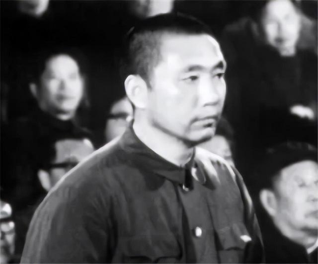 1992年王洪文火葬后，王洪武前来送葬，众人感叹：兄弟二人太像了