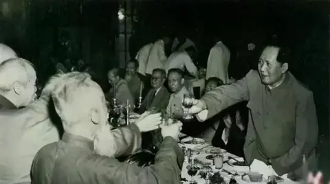 1951年毛主席宴请志愿军四位军长，一把拉住39军军长：坐我旁边来