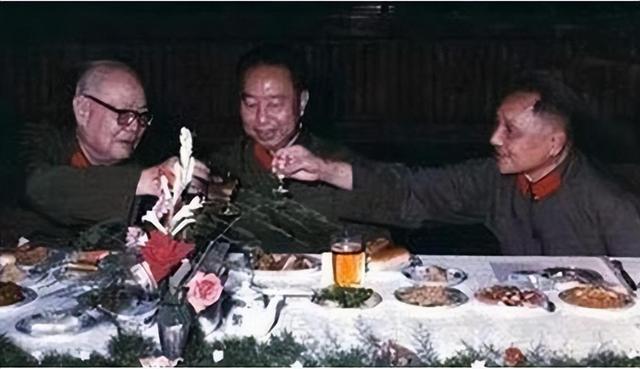 1997年邓公逝世后，华国锋同志作出一决定，中央得知后全力支持