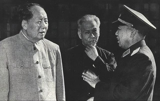 1949年主席问刘亚楼爱人近况，听到回答潸然泪下：不准再说这种话