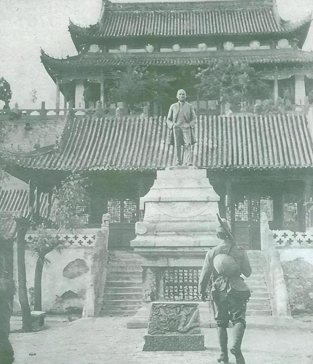 52年，毛主席发现孙中山铜像上有4个弹孔，发火道：这是谁干的？