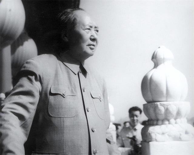 52年，毛主席发现孙中山铜像上有4个弹孔，发火道：这是谁干的？