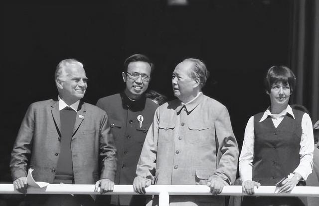 1975年施密特访华刁难毛主席，主席回答一句话，却成为欧美噩梦