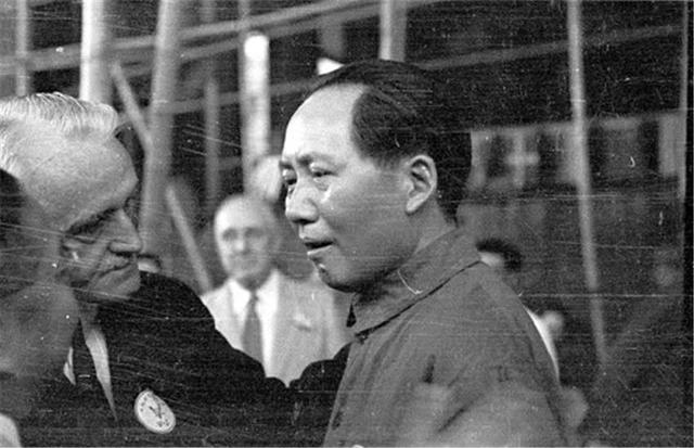 1954年，毛主席派周总理慰问一名保姆，周总理：我代毛主席谢谢你