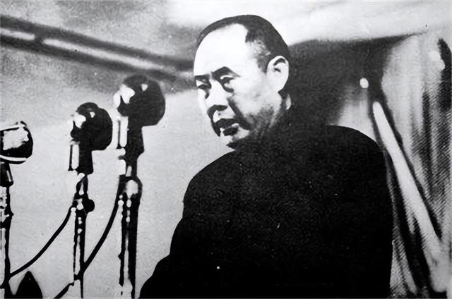 1949年蒋介石派人暗杀傅作义，女特务却莫名死在床上，这是为何？