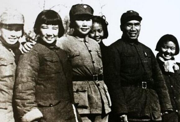 她手下有很多大将，却是中国唯一没有军衔女将军，曾俘虏1500人