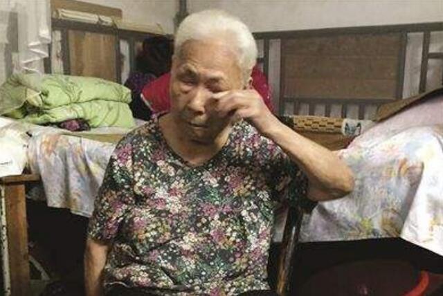 她14岁时被日本鬼子抓住，沦为一名慰安妇，失去了做母亲的资格