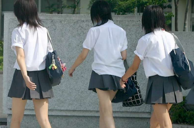 在冬天的时候，为何日本女孩不穿羽绒服，她们是因为爱美吗？