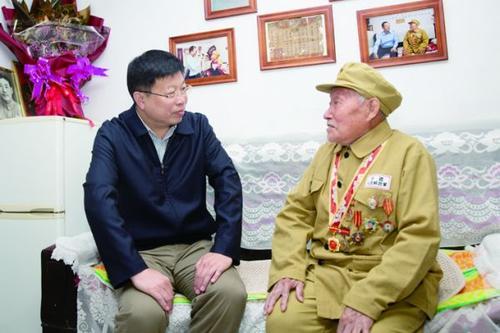 九旬老人声称老兵，被劝回家，为自证老人拿出70年前的旧报纸