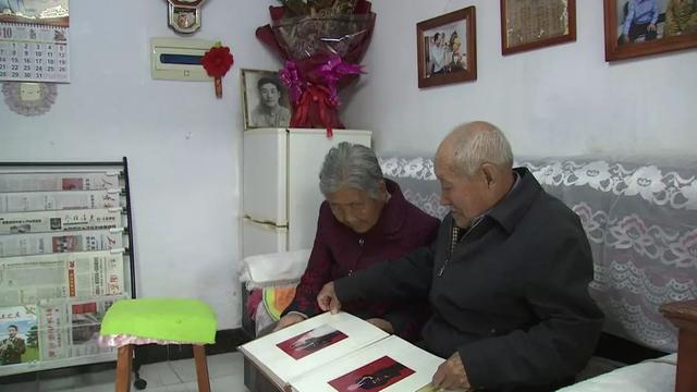 九旬老人声称老兵，被劝回家，为自证老人拿出70年前的旧报纸