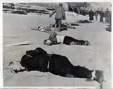 日本战败投降后，庄稼地里却挖出千具少女尸骸，揭露日军残忍行径